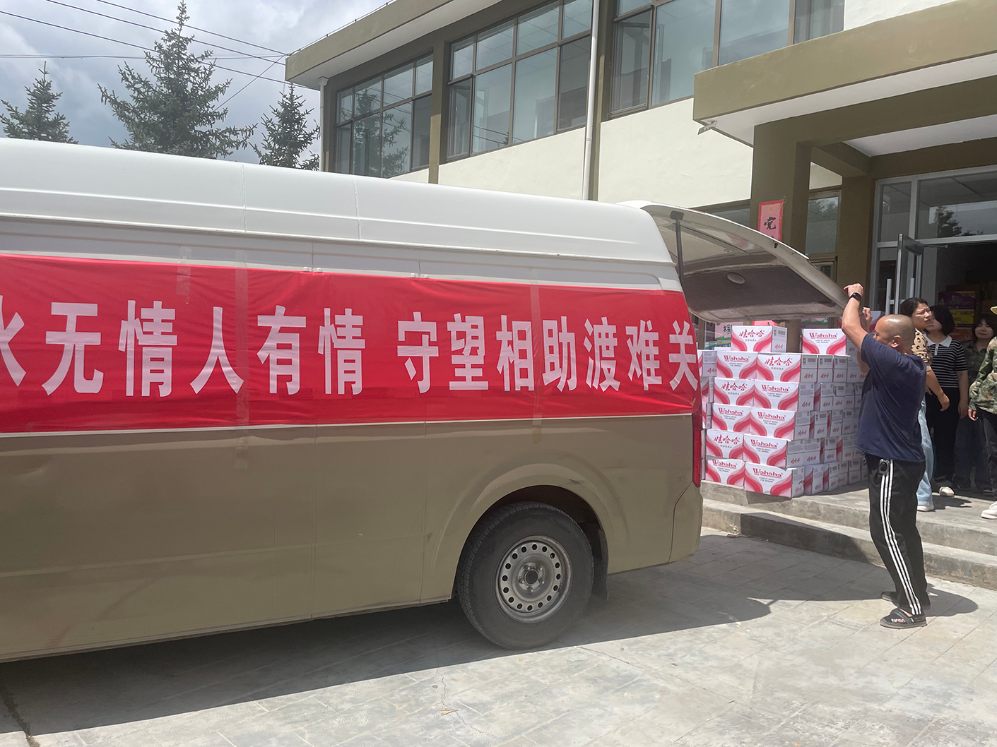 洪水无情人间有爱丨舌尖尖餐饮驰援灾区送温暖